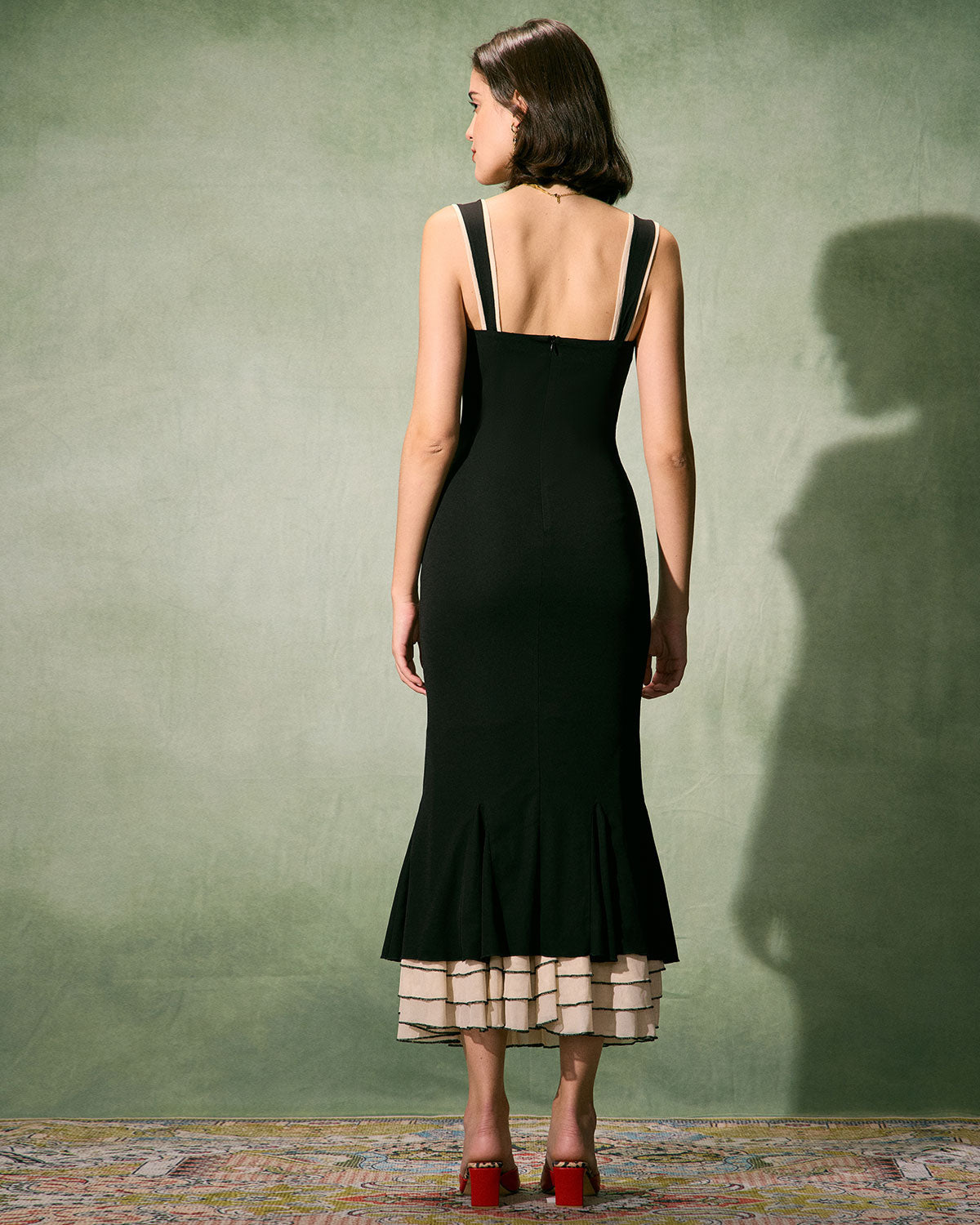 Vestido largo ajustado negro con escote corazón